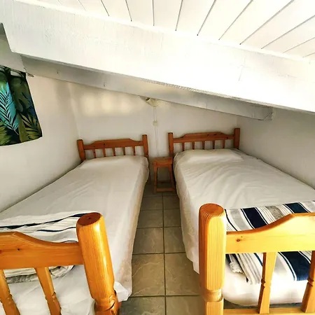 T2 Climatise Avec Mezzanine, Piscine Et Parking, Proche - - Fr-1-607-119 *